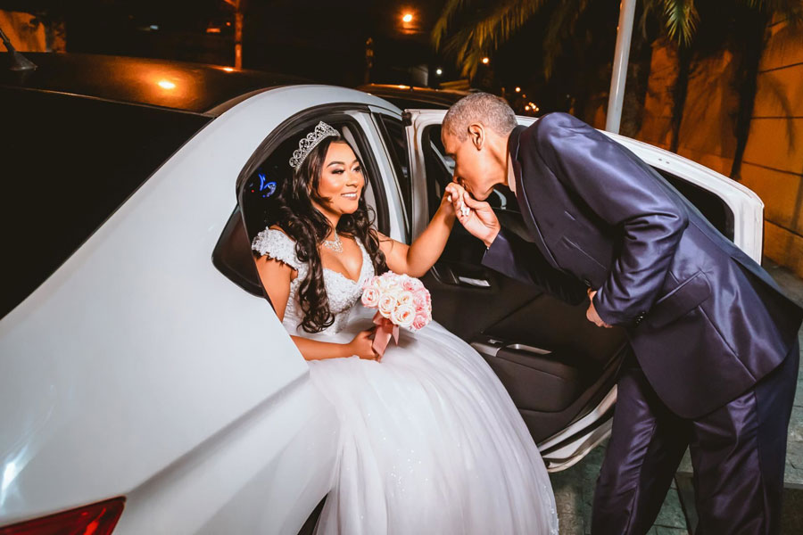 Pai beijando a mão da filha antes da cerimônia no carro no Glass Palace Festas & Eventos